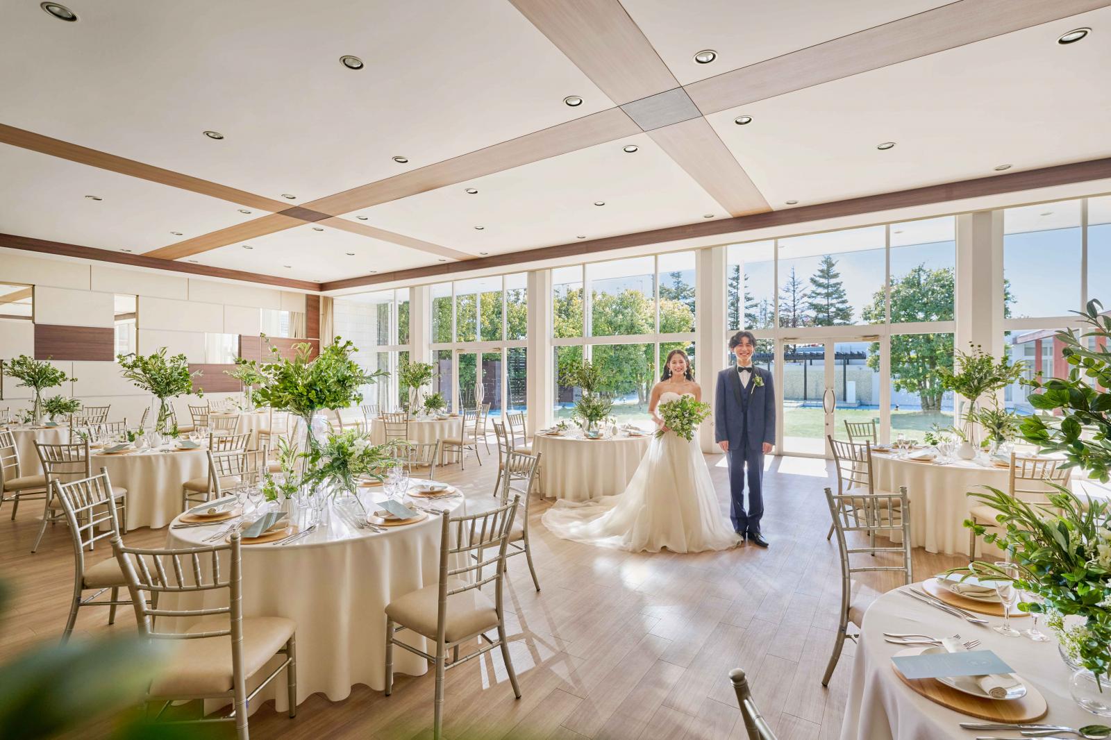 一面ガラス張りの会場はガーデンからの自然光で心地よい空間*<br />
貸切ガーデンがおふたりの背景となり写真映えも抜群！