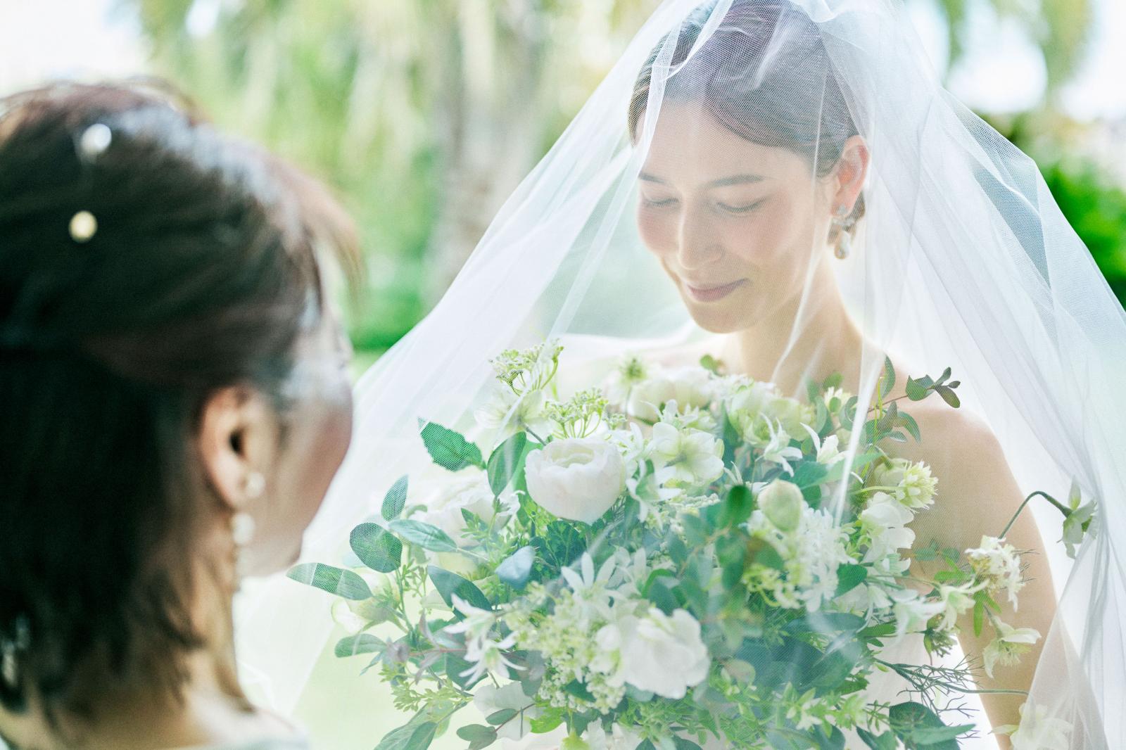 優しい光に包まれながら行う"ベールダウン"の瞬間は感動的な時間に。