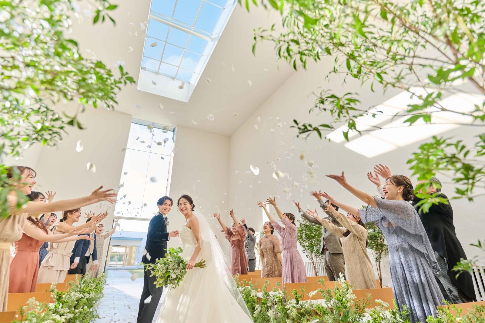 光×緑×水に包まれた笑顔溢れる開放的チャペル<br />
天井高8mの天窓から差し込む自然光でリラックスして楽しむことができる空間