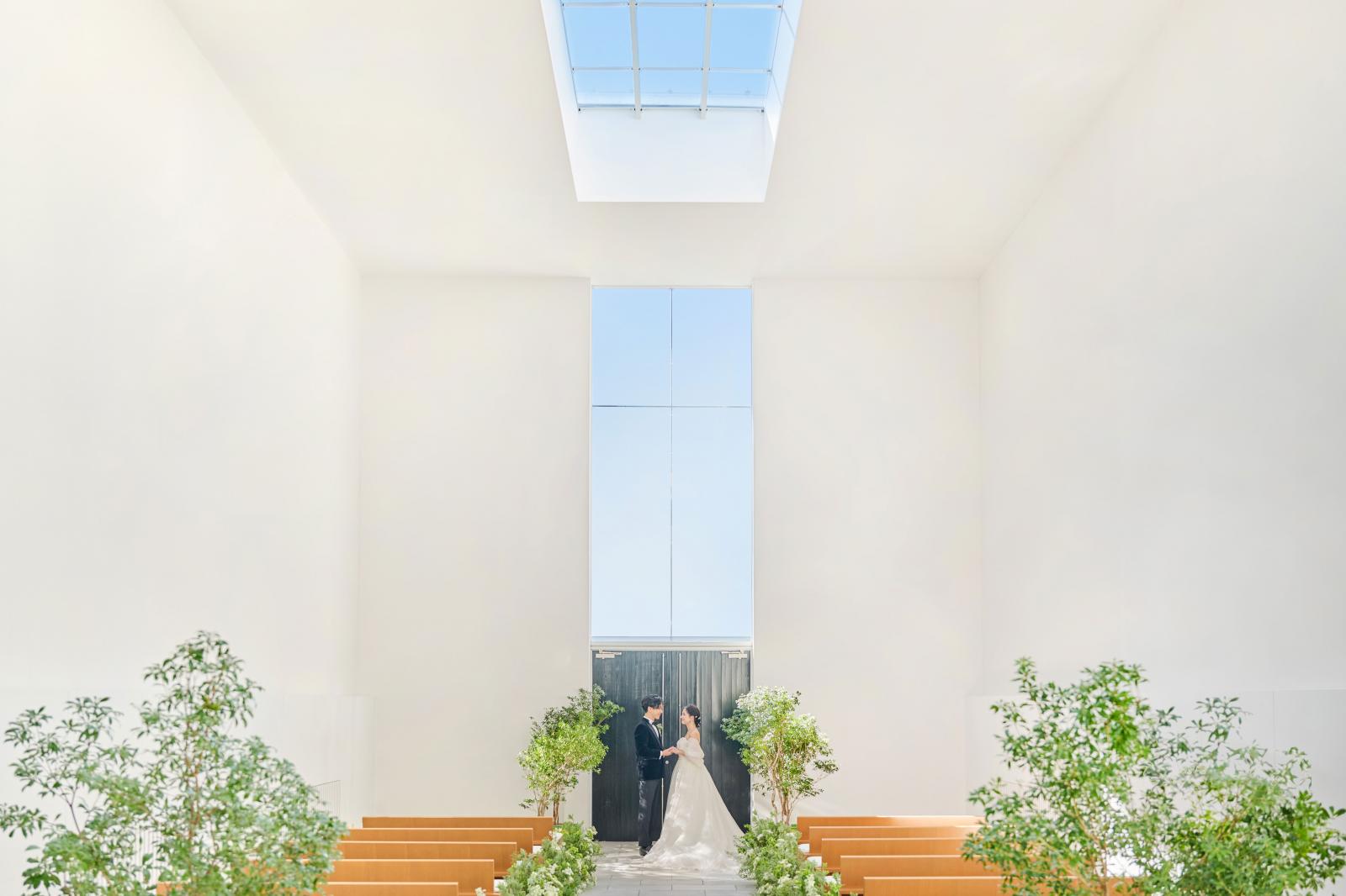 自然光差し込むチャペルはお天気問わず開放的で明るく自然体で過ごせる空間