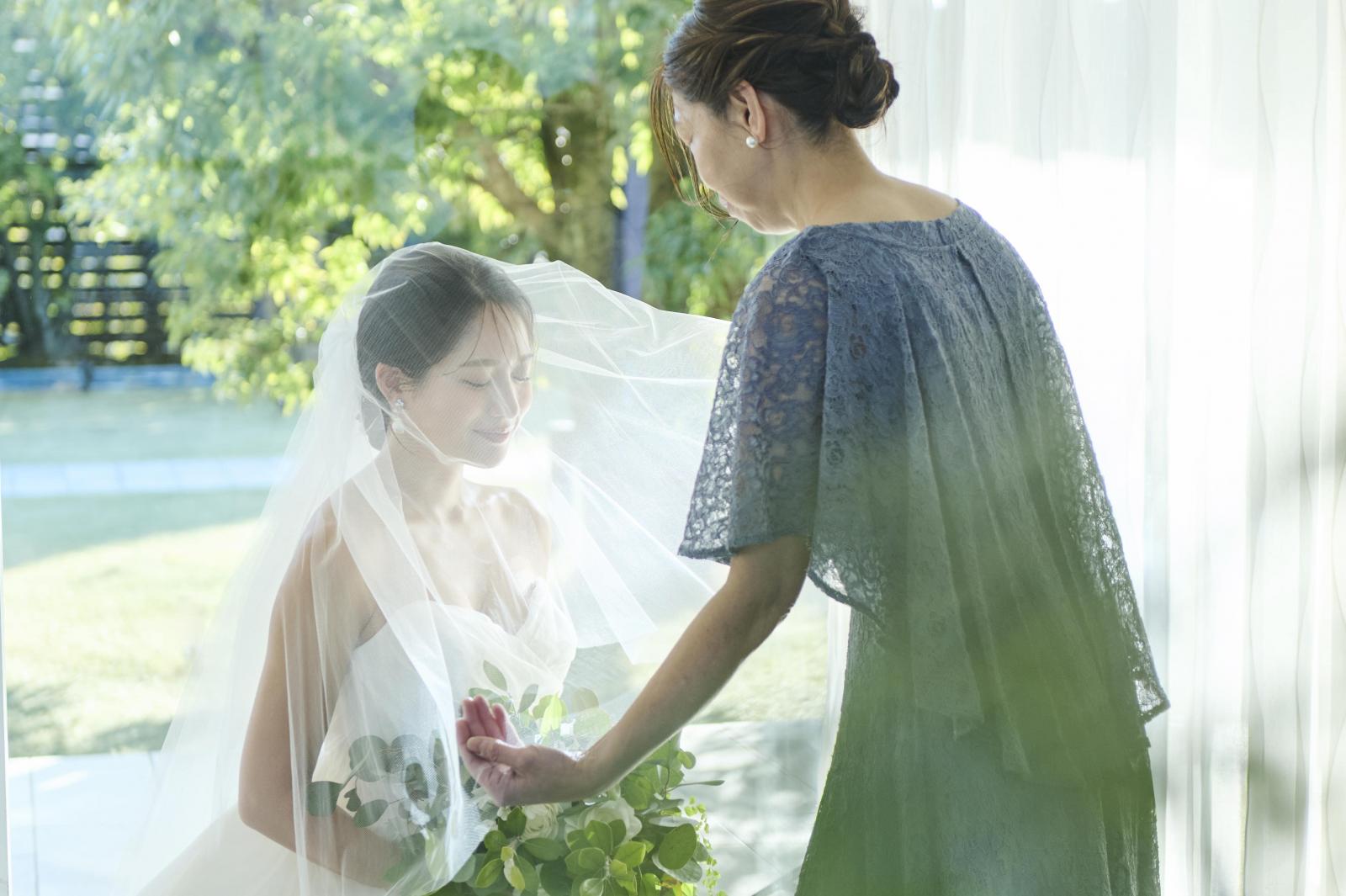 優しい光に包まれながら行う"ベールダウン"の瞬間は感動的な時間に。