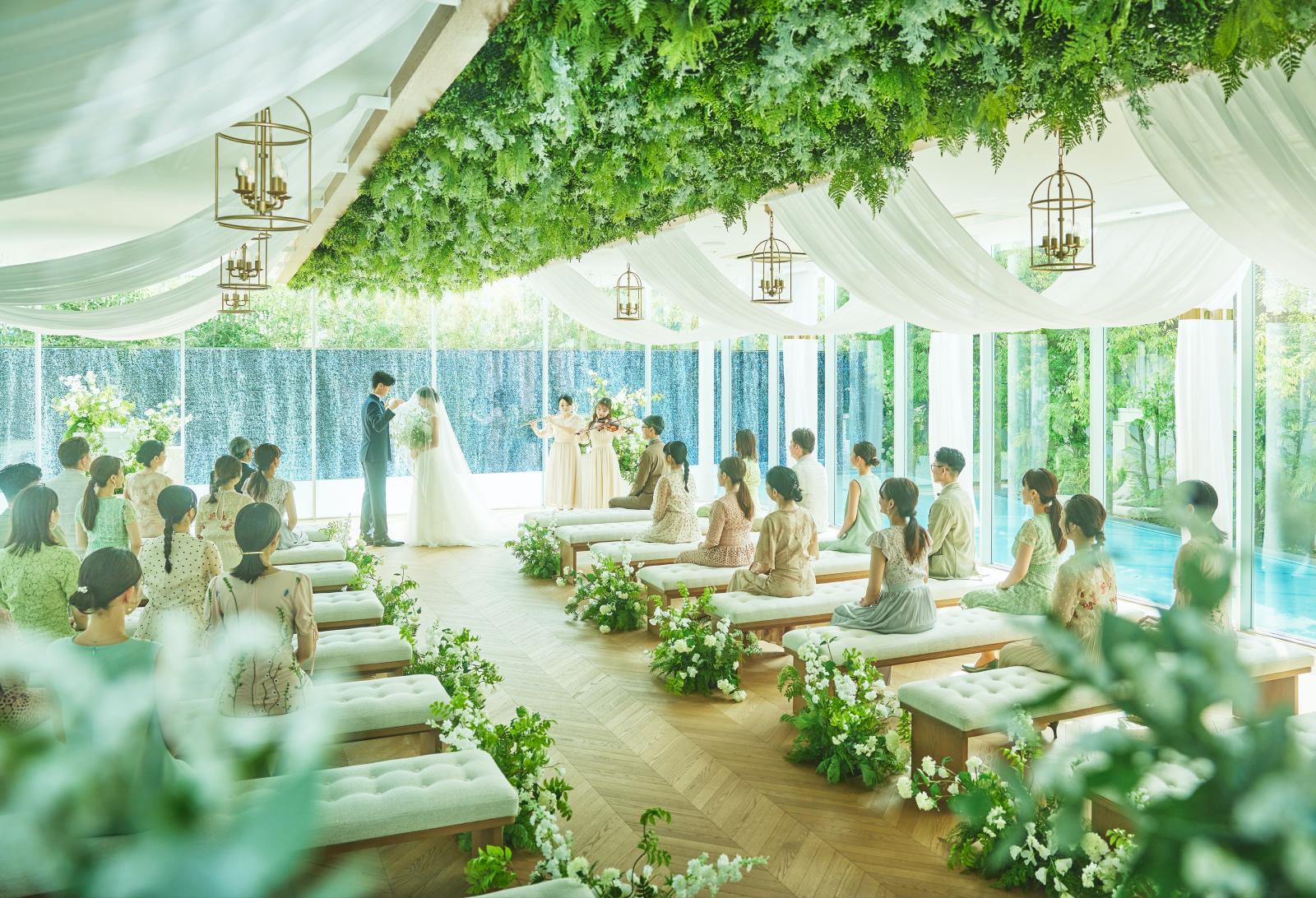 祭壇後景を流れる水がふたりの晴れ姿を引き立たせる