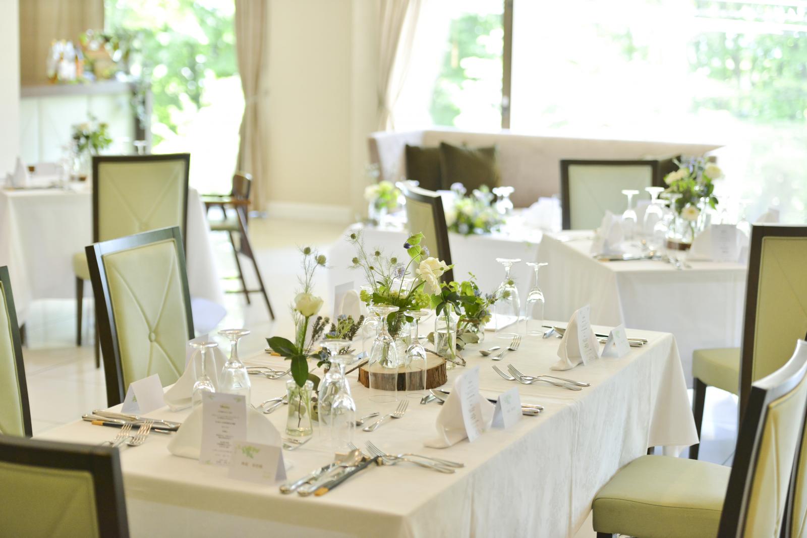 白い空間にさりげないグリーンでアクセントを出すとやさしくなりますね！