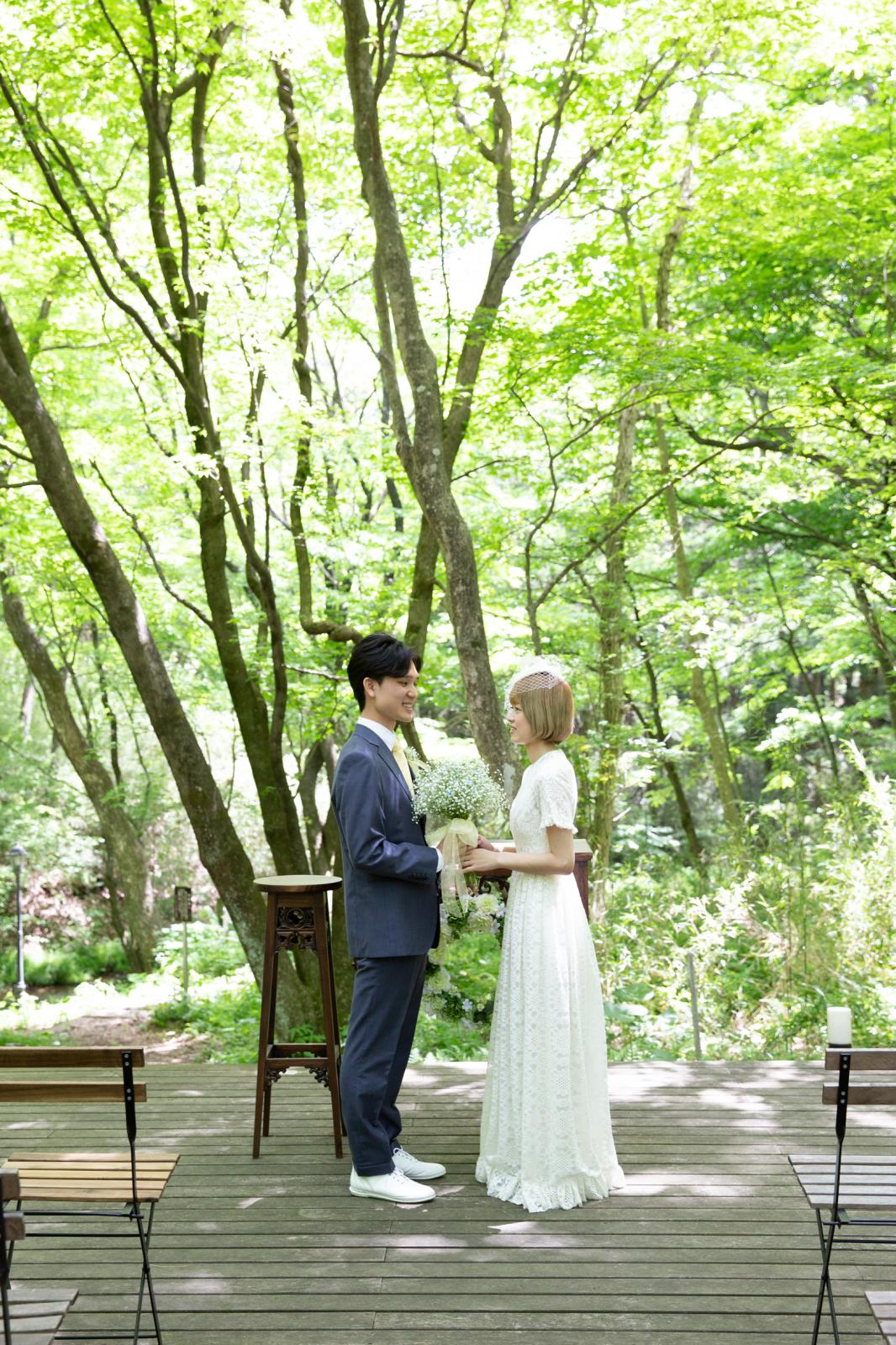 爽やかな緑に包まれての挙式はリゾートウェディングならでは！ですね