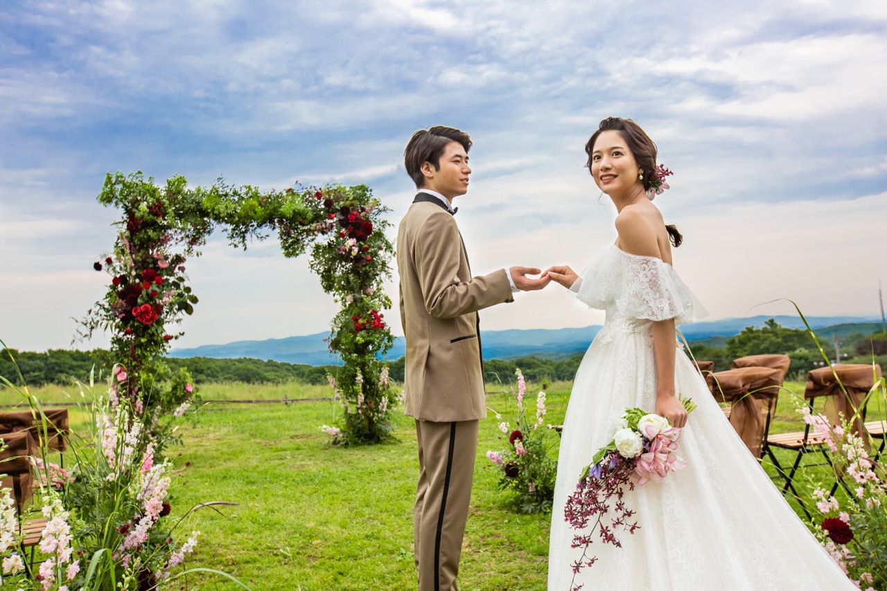 華やかな装飾だけでは表現できない、那須高原の自然そのものが彩るガーデンウェディング。<br />
空と緑、心地よい風までもがおふたりの１日を彩る特別な演出に。