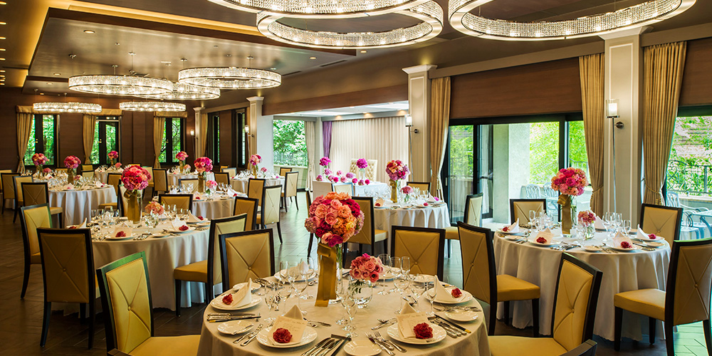 ホテル内のメインダイニング「ベルガモット」<br />
ブラウンを基調にした落ち着いた雰囲気の中に上質な空間を演出してくれます