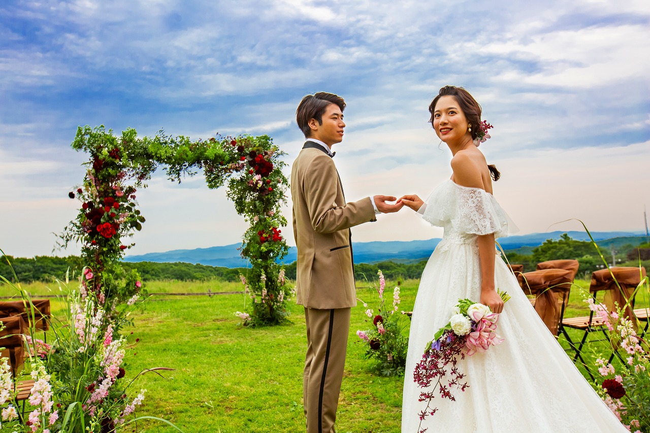 見渡す限り、青い空、緑の高原、那須高原らしいロケーションの中で、挙式やフォトウェディングなど、<br />
素晴らしい思い出となるワンシーンとなります。