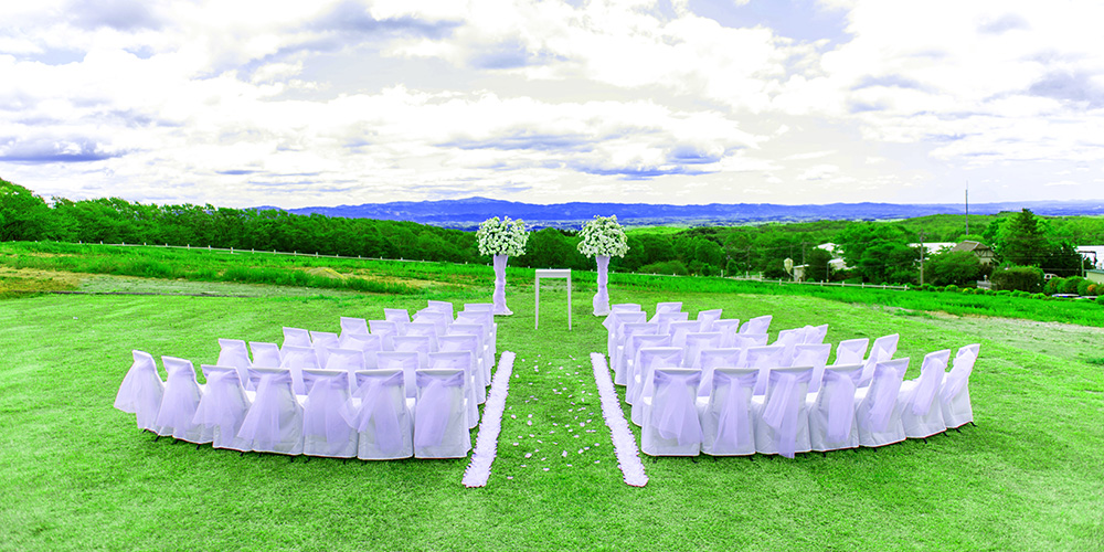 那須の山々を見渡す開放的なプライベートガーデンでは　目前に美しい景色が澄渡り　爽やかな風が吹きぬけます<br />
形式にとらわれない自由なスタイルにこだわってお二人はもちろん　ゲストにの胸にも素敵に刻まれます