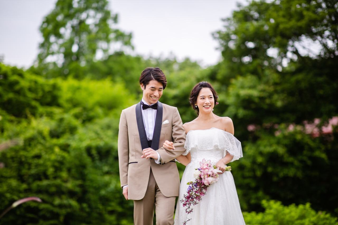 結婚式当日だけでなく前撮りや後撮りにも人気のロケーションフォト。<br />
那須高原ならではの絶景を舞台に、おふたりらしい自然な表情を残せます。