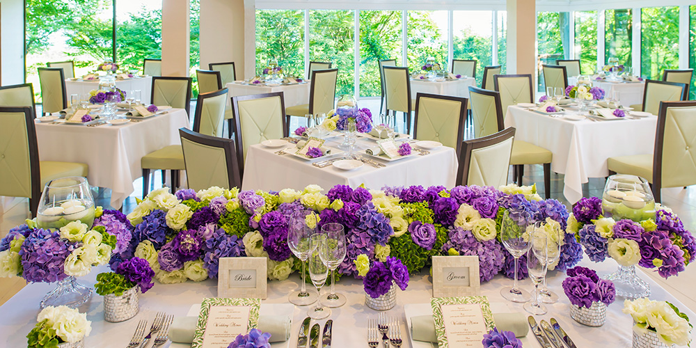 大きな窓からはやさしい日差しと美しい緑が差し込んできて　会場内を明るく包んでくれます