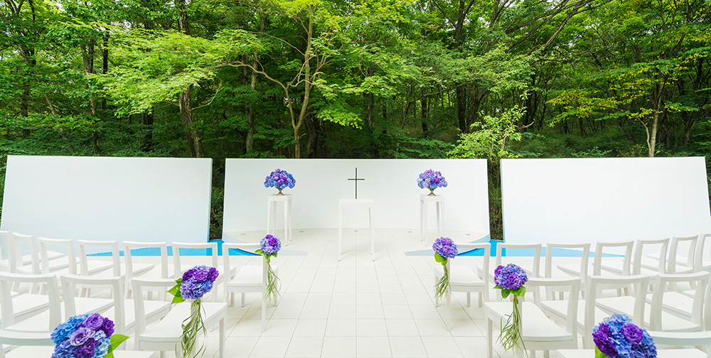 美しい森の中に屋外祭壇を設えています<br />
やわらかな木漏れ日を浴び　あたたかく包み込まれ大自然に愛を誓う・・・<br />
優しい光とゲストが　誓いの瞬間をやさしく祝福してくれます