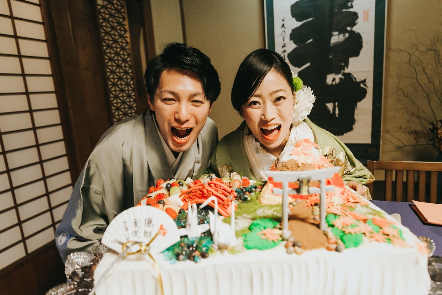 「日光の秋」をイメージしたウエディングケーキ<br />
男体山や神橋、鳥居などぎゅっと日光が詰まった大作ケーキ
