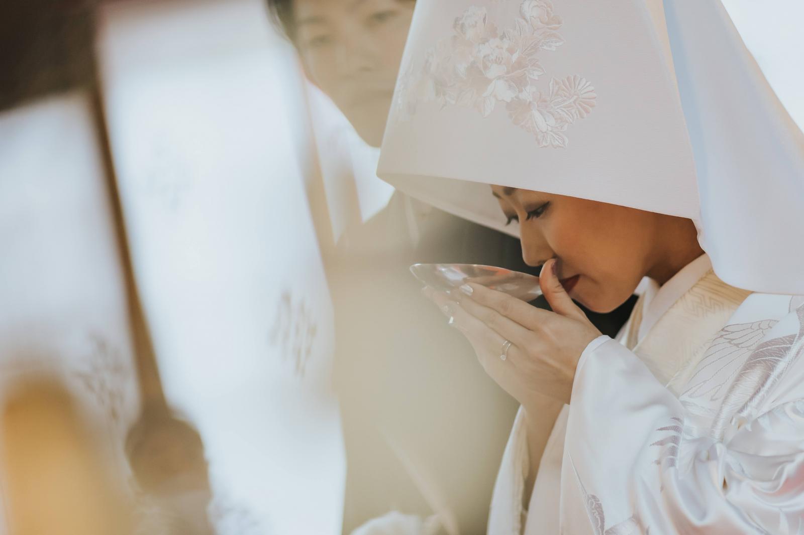 神前結婚式ならではの儀式<br />
ふたりの誓いを表す「三々九度の儀」