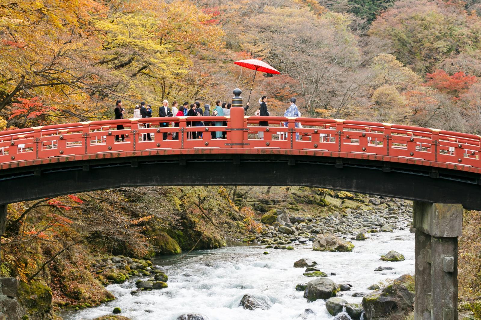 日本三大奇橋に数えられ、恋人の聖地にも認定された神橋を神職に導かれ花嫁行列で渡る「神橋幸せ渡り初め」
