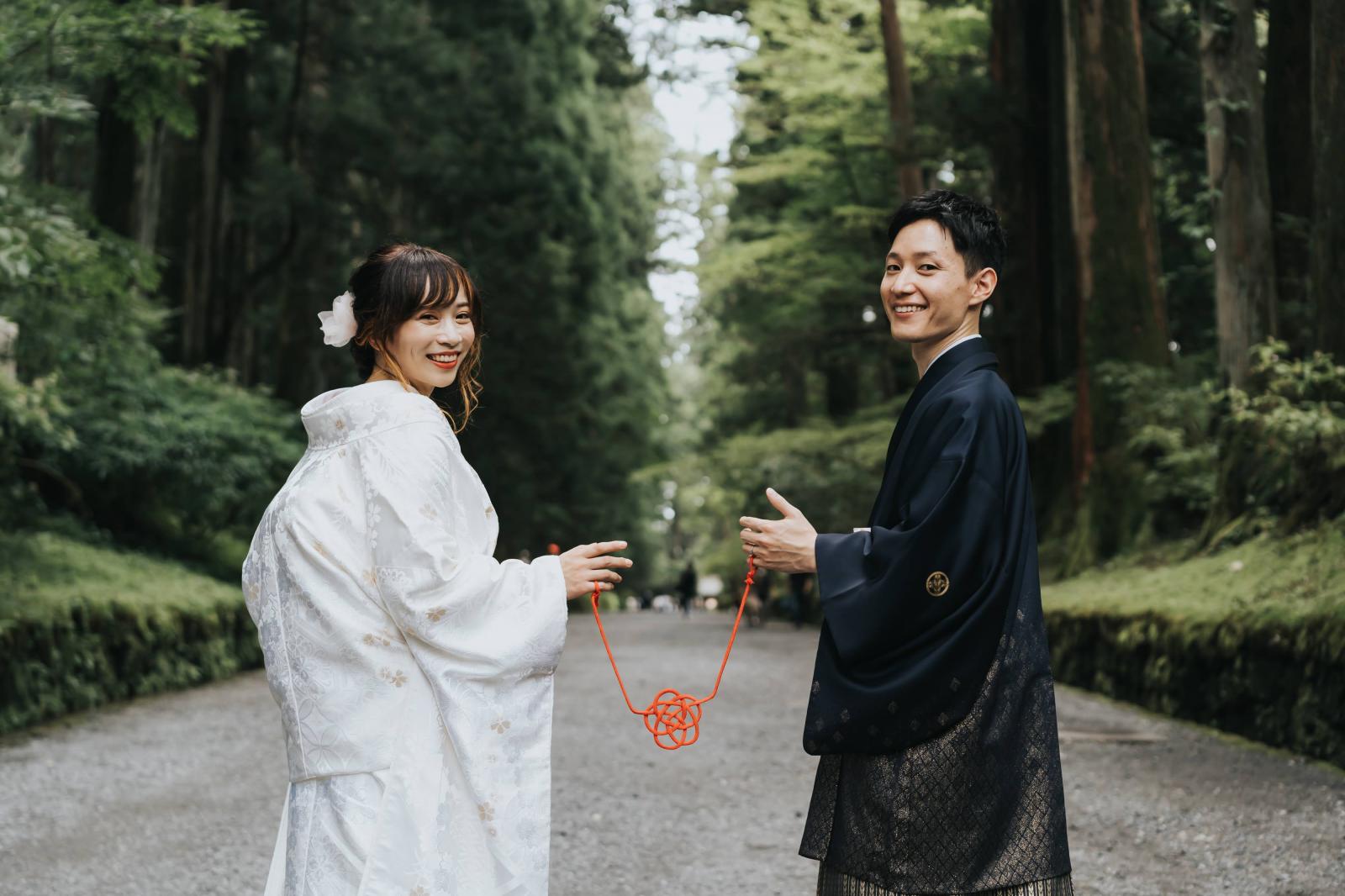 日光二荒山神社から日光東照宮へ向かう「下新道」にて<br />
沢山の観光の方々から「おめでとう！」のお声をいただけるのも日光世界遺産ウエディングの醍醐味