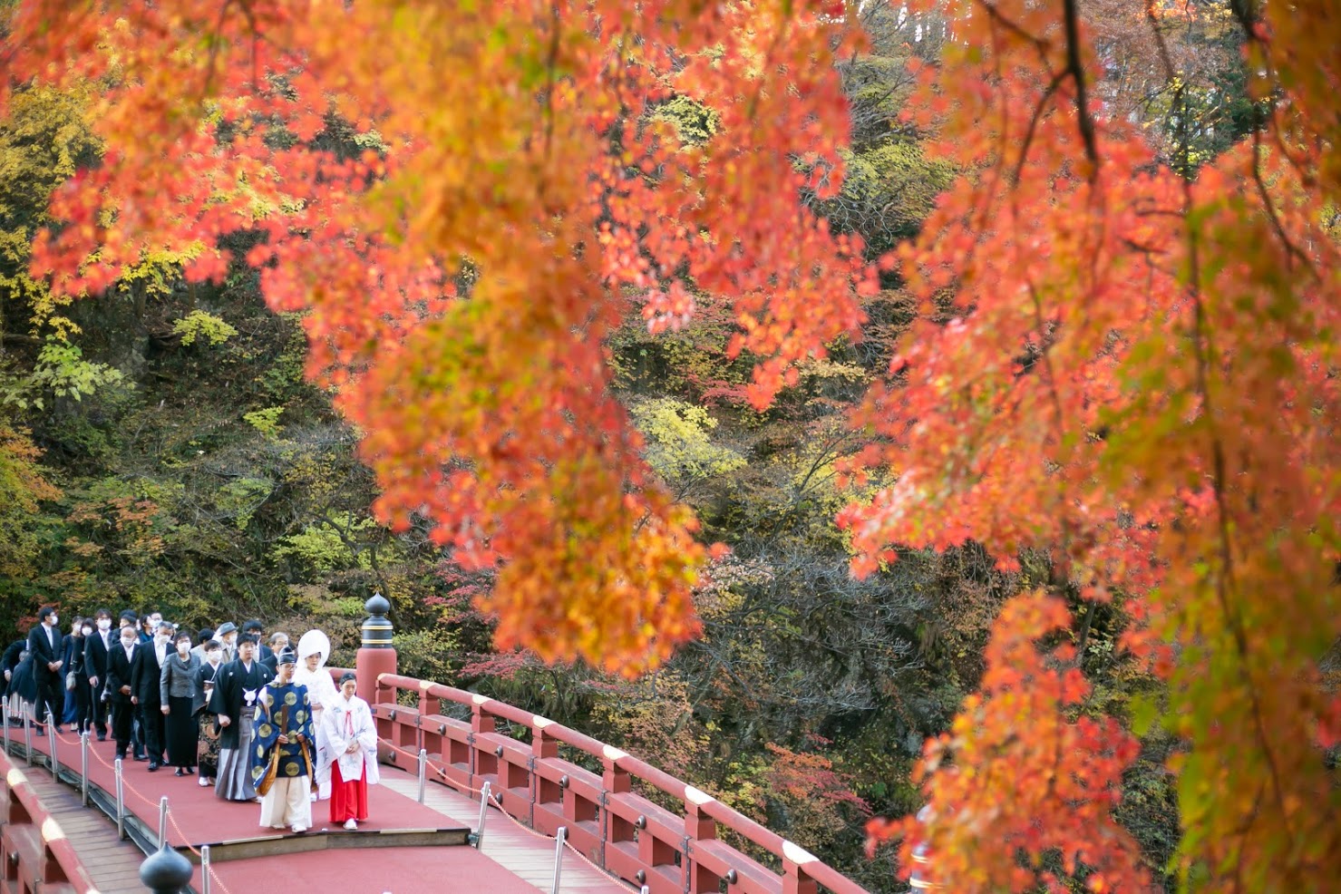 日本を代表する朱塗りの橋「神橋」を貸切で行うことが出来る「神橋幸せ渡り初め」。<br />
四季折々に雰囲気の異なるこの場所で行う日光二荒山神社にてご結婚式をされる方限定の儀式。