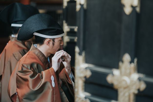 笙・篳篥・竜笛からなる生の雅楽<br />
神職が日々積み重ねてきた美しい調べが二人の結婚式を更に美しく彩ります