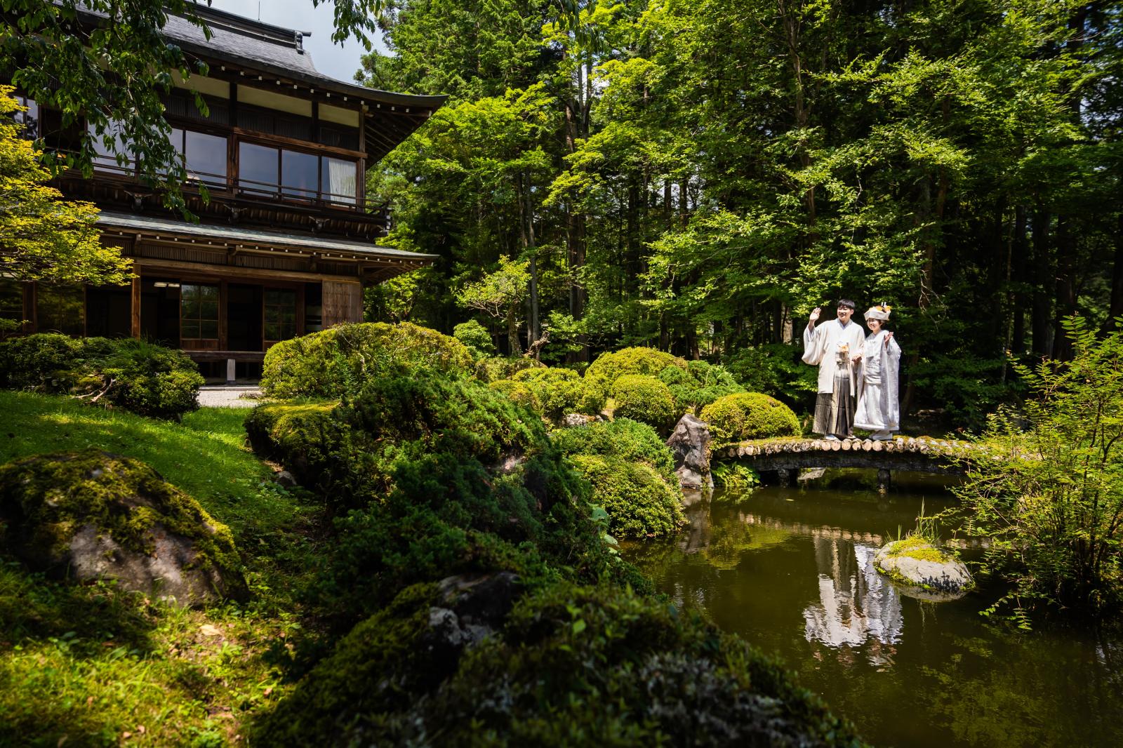 日光東照宮美術館前の庭園<br />
桜やツツジ、紅葉など季節によってみられる景色は様々