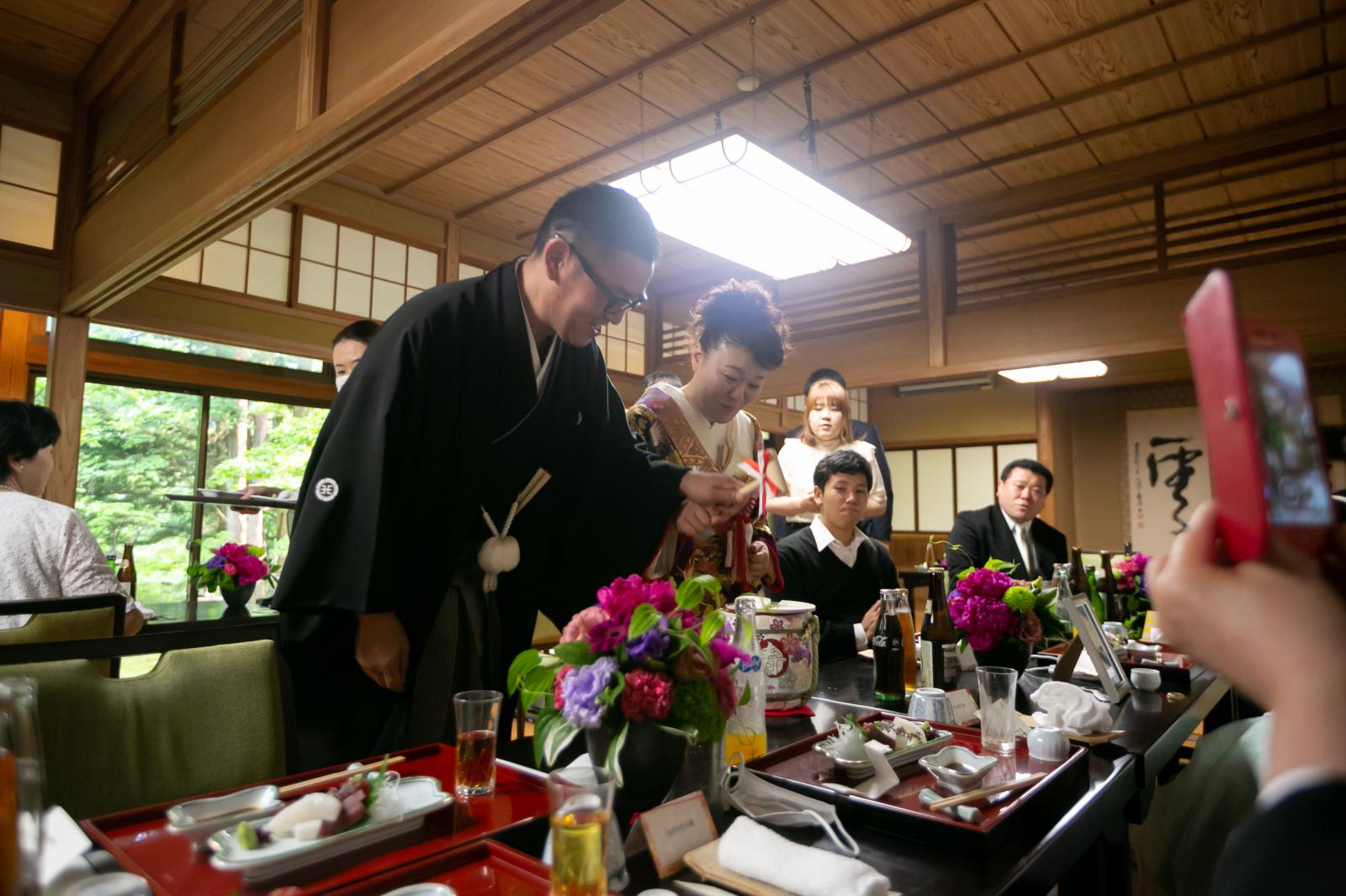 お酒が飲めない方にはテーブルごとに行う「ミニ鏡開き」<br />
ミニ子もダルはお持ち帰りいただけます