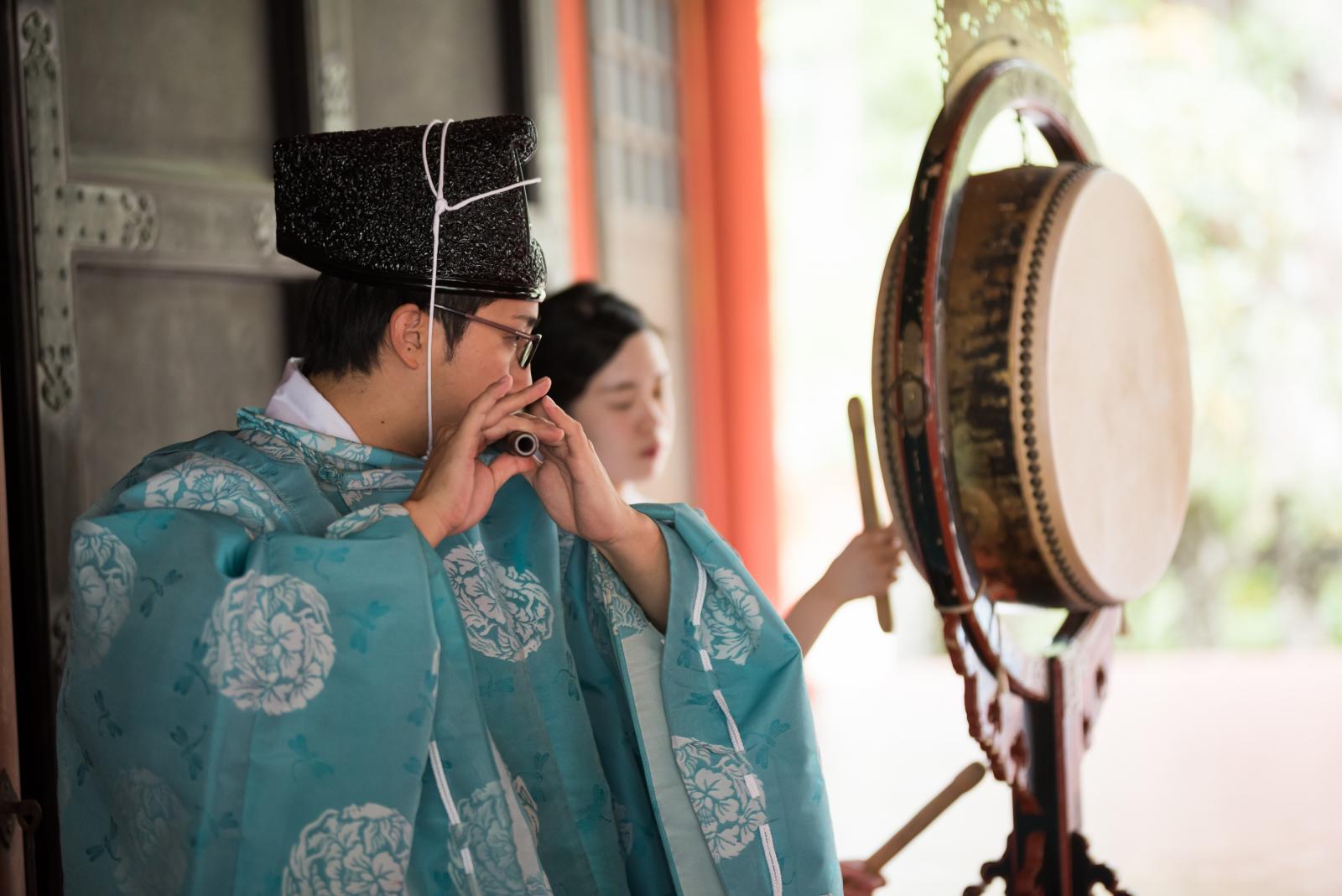 「八乙女神楽」は神職の奏でる美しい笛と太鼓の音色に彩られる