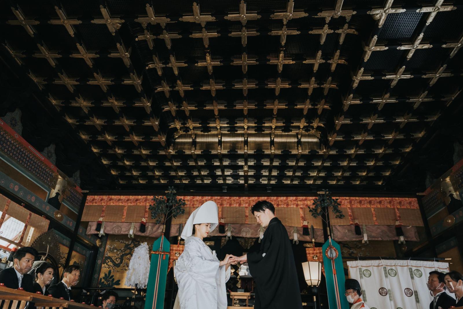 世界文化遺産登録「日光の社寺」の中で最も有名な「日光東照宮」での結婚式<br />
漆黒と煌びやかな金色の歴史深い建物祈祷殿にて粛々と行われる式は血縁を重んじ参列は親族のみ<br />
観光客からの祝福も日光東照宮ならでは