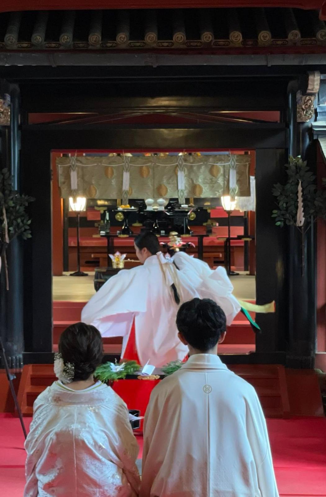 神様にふたりの結婚を奉告する「八乙女神楽」<br />
日光二荒山神社ならではの美しい巫女の舞
