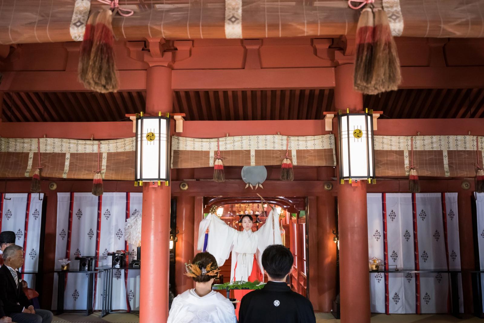 本社同様に中宮祠でも「八乙女神楽」があります。神様に二人の結婚を奉告する舞です。