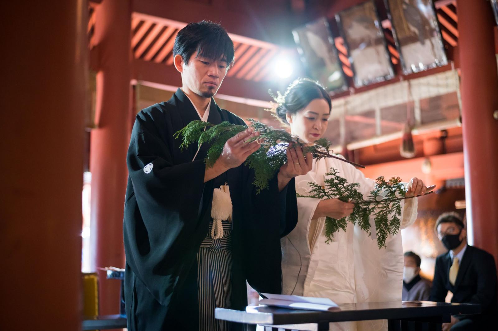 神前式ならではの儀式「玉串拝礼」。<br />
日光二荒山神社の玉串は一般的な「榊」ではなく、ご神木の「杉」。