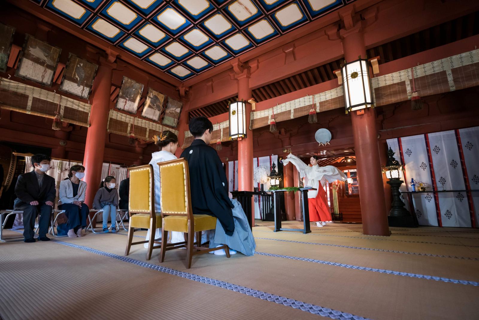 神様に二人の結婚を奉告する舞<br />
八乙女神楽