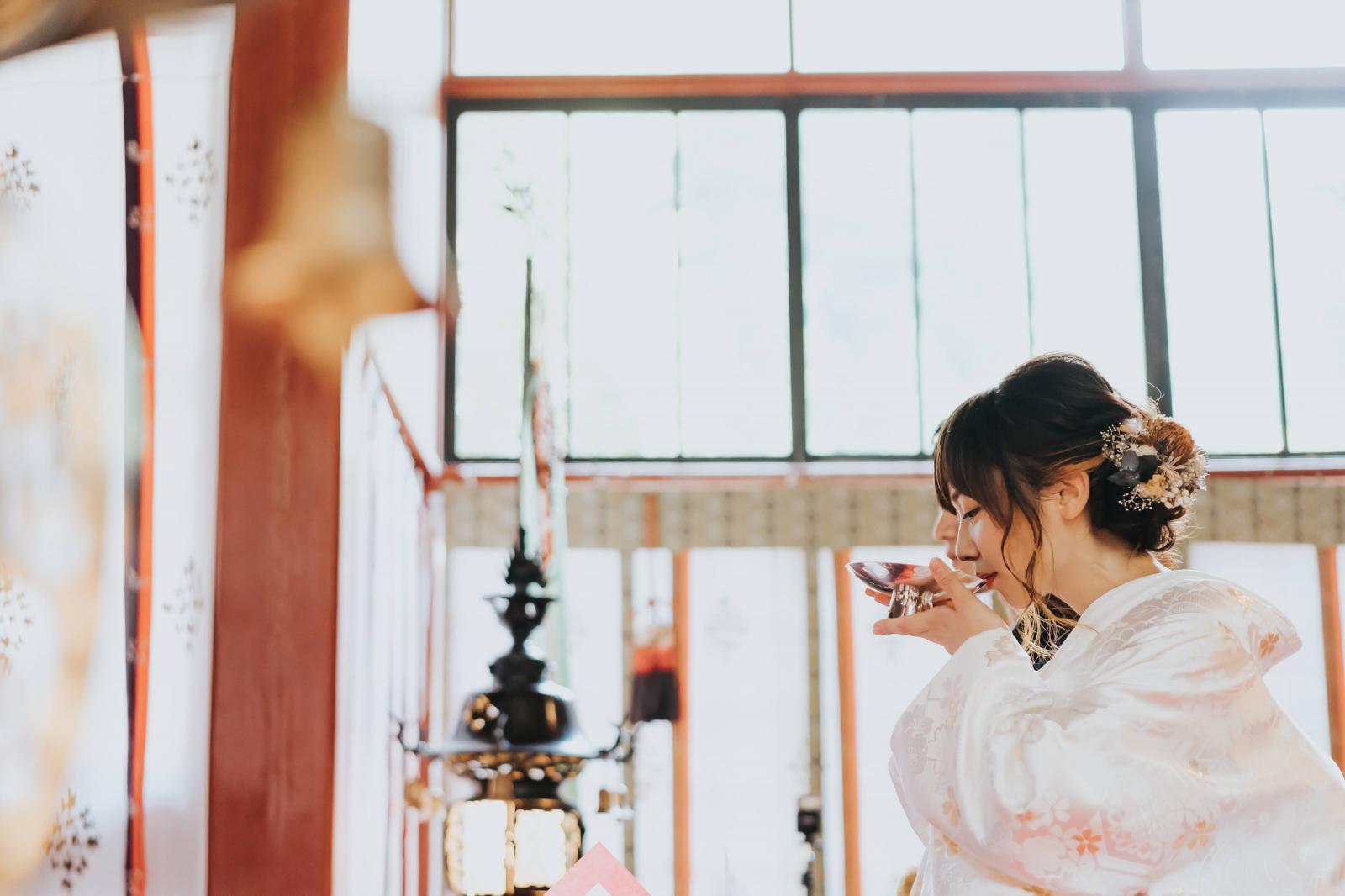 神前式ならではの「誓飲の儀」<br />
日光二荒山神社では日光の酒造「渡邊佐平商店」の純米大吟醸「清開」を使用