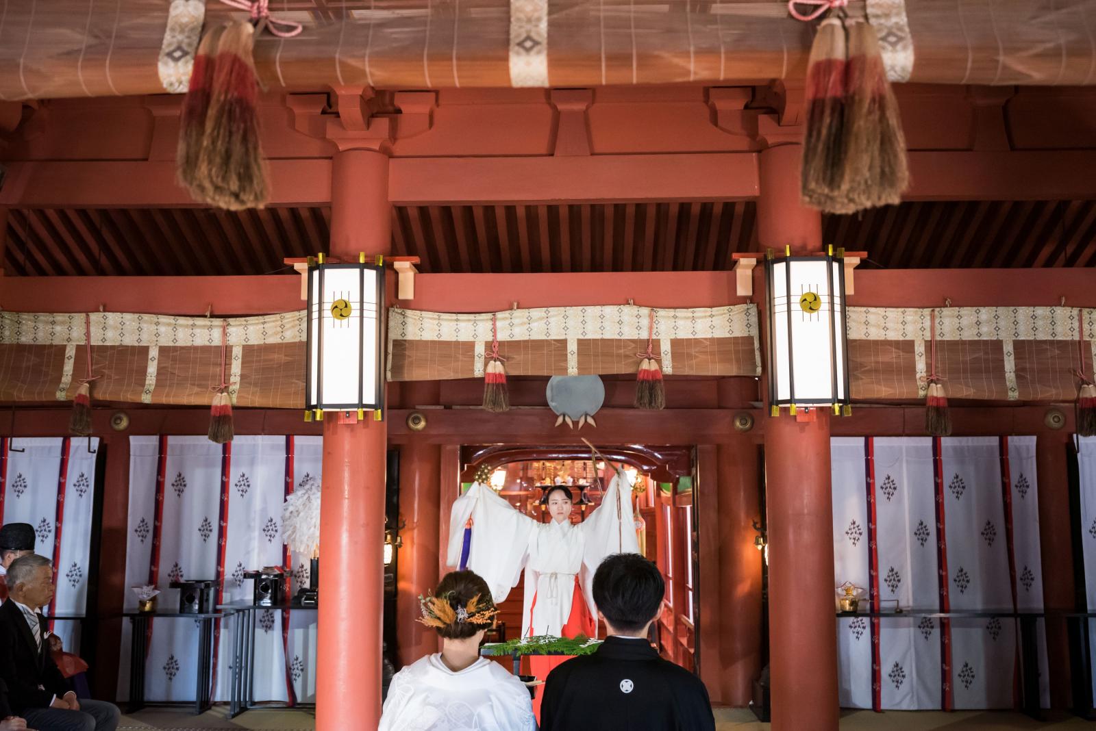 「ふたりの結婚を神様に奉告する」意味を持つ八乙女神楽<br />
代々受け継がれてきた伝統的な巫女の舞