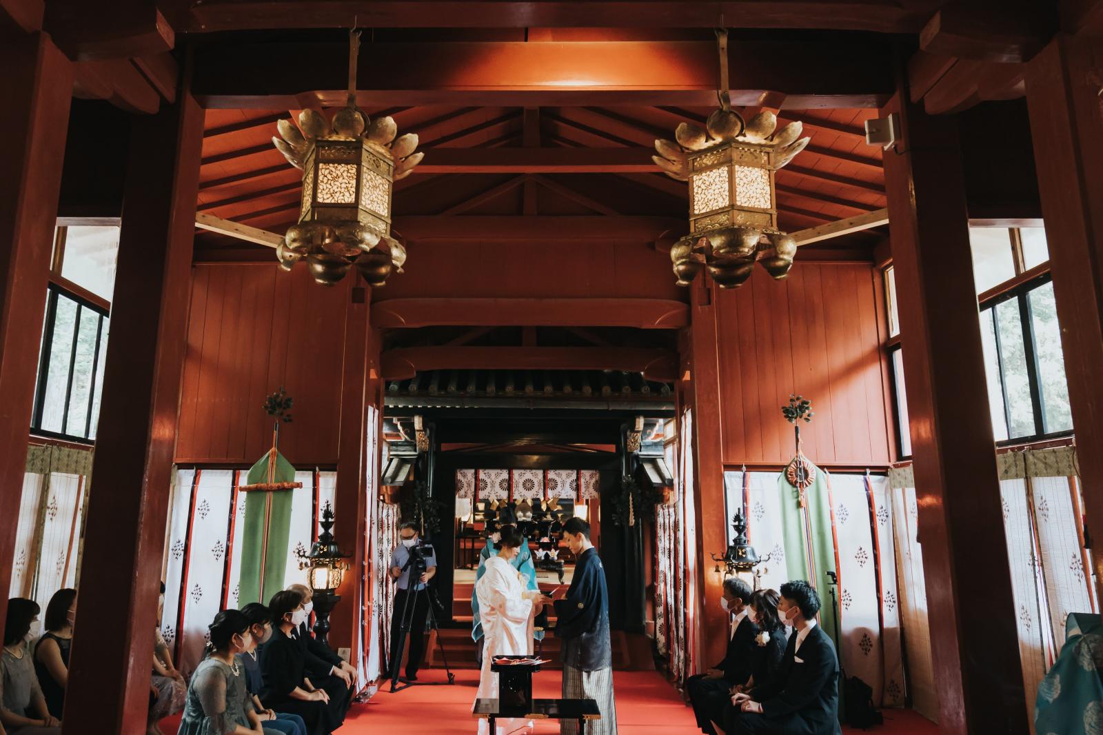 日光二荒山神社挙式会場「渡殿」<br />
本殿に近い朱塗りの神社らしい雰囲気の中で二人の誓いを<br />
50年後もそこにある　永遠になくなることのない場所で人生をツナグ結婚式を挙げませんが