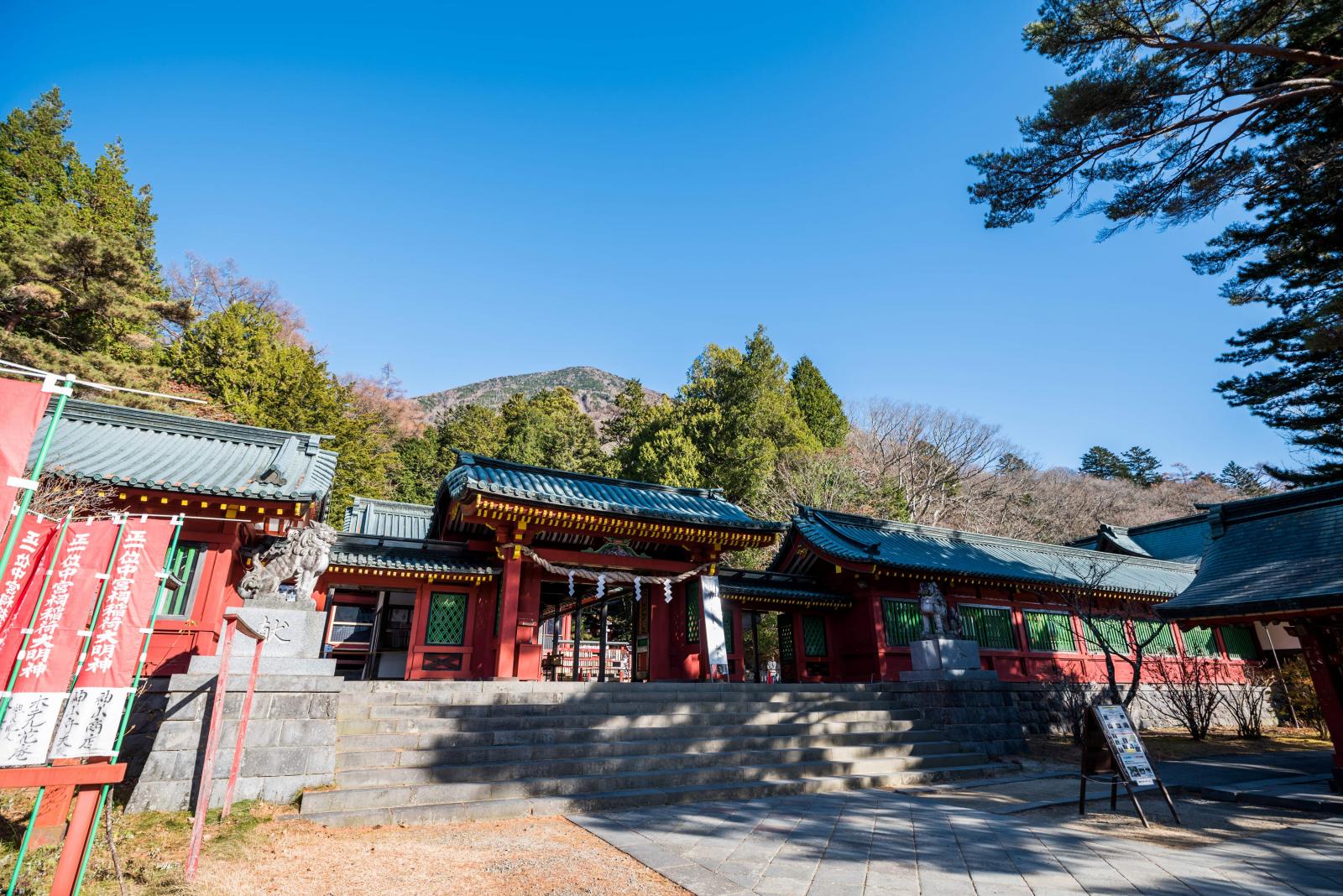 男体山のお膝元にある日光二荒山神社中宮祠<br />
大自然の中で静かにご結婚式が挙げられます