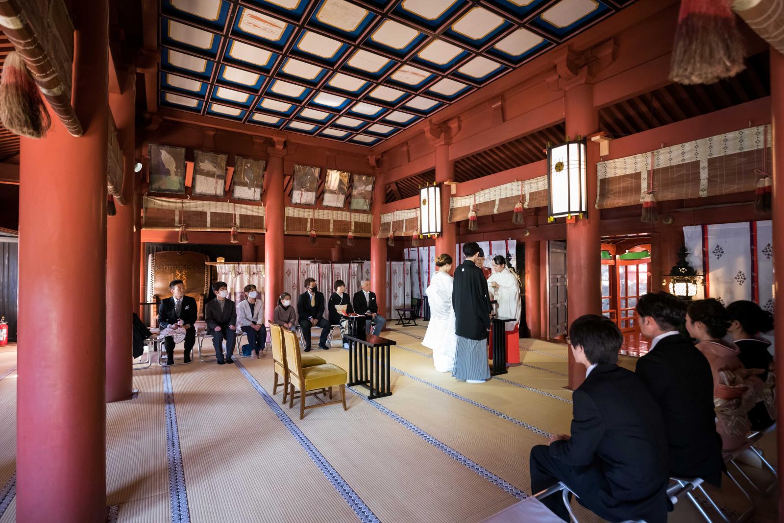朱塗りの社殿拝殿にて執り行われる結婚式