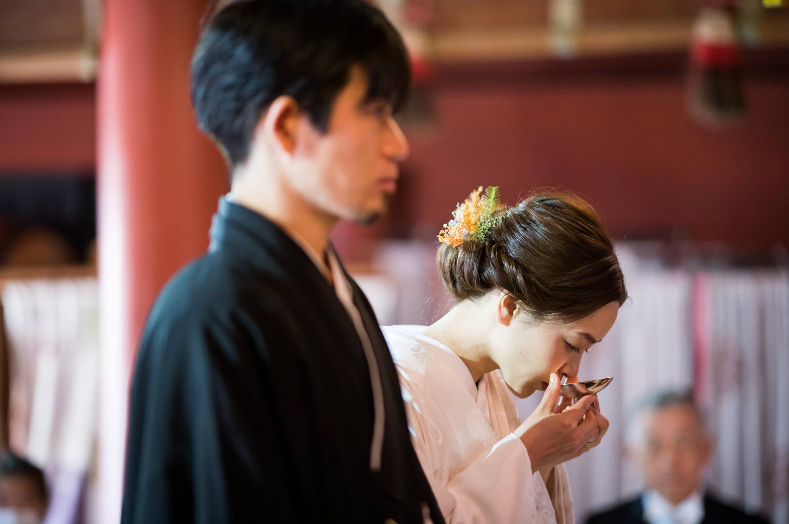 神前式ならではの儀式<br />
三献の儀