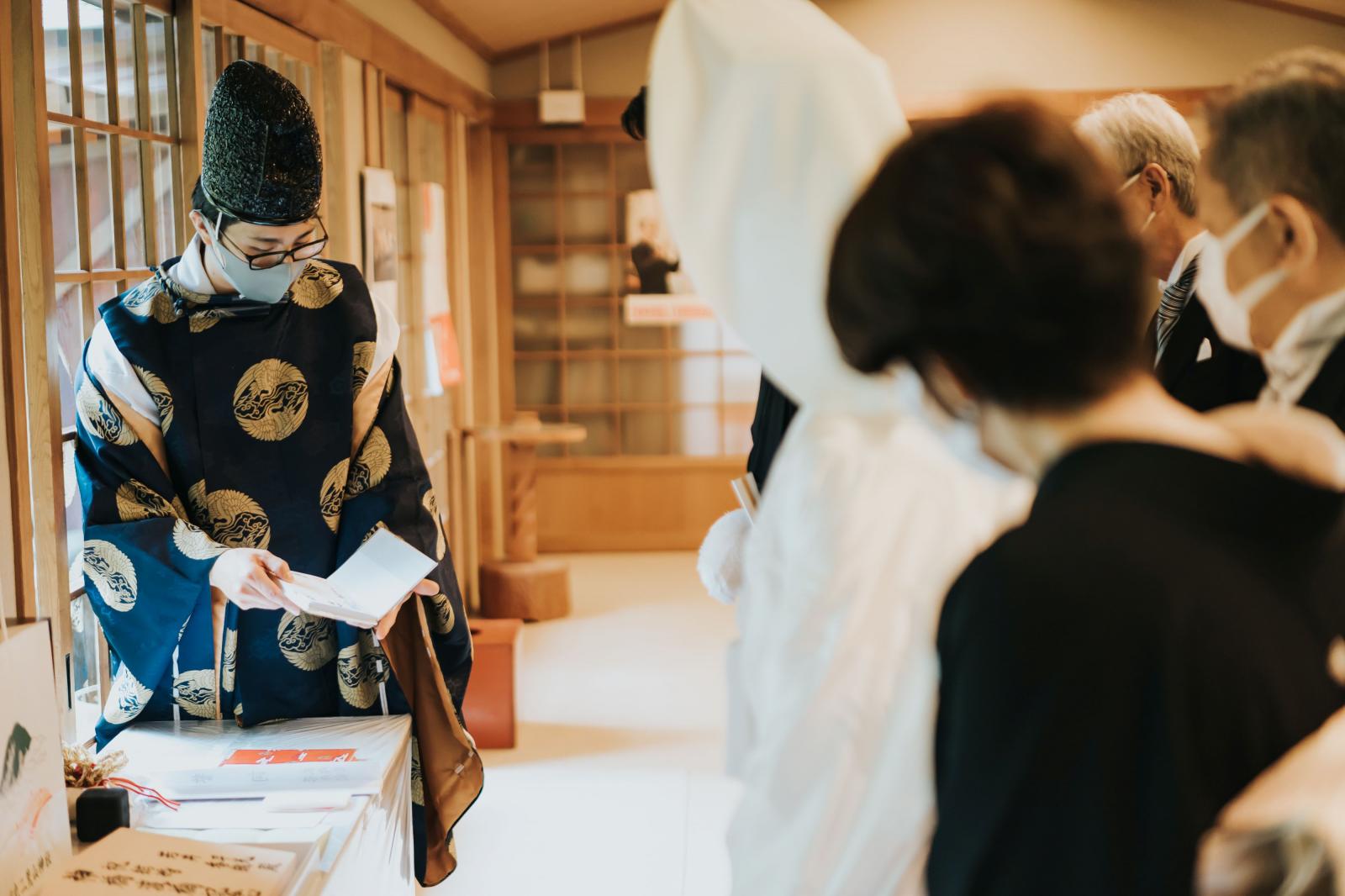 新郎新婦への記念品は非売品の御朱印帳<br />
中には新郎新婦しか受けられない特別なご朱印が