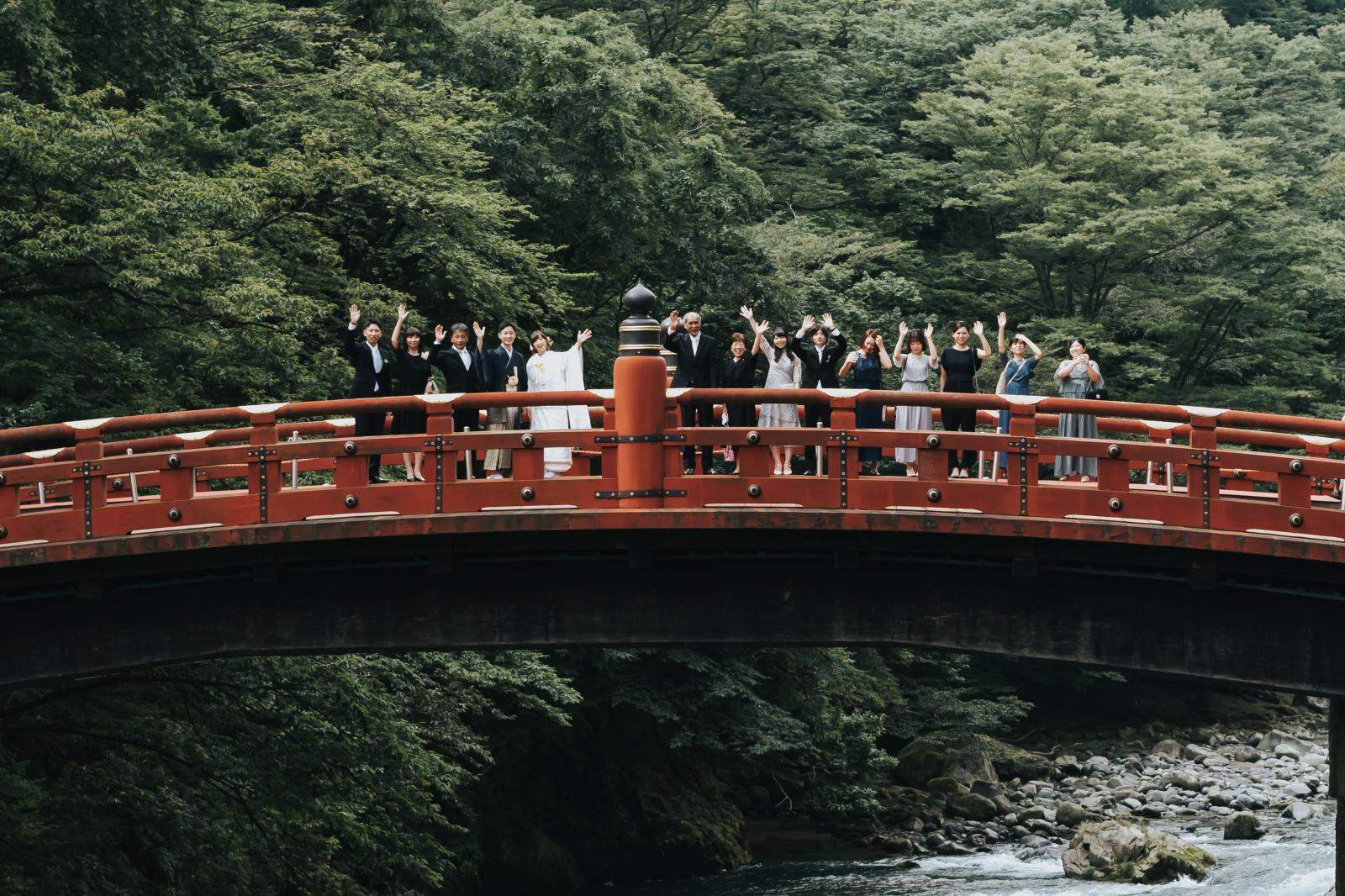 日本の三大奇矯に数えられる神橋」渡る「神橋幸せ渡り初め」<br />
神職と八乙女の導きにて花嫁行列で渡ります