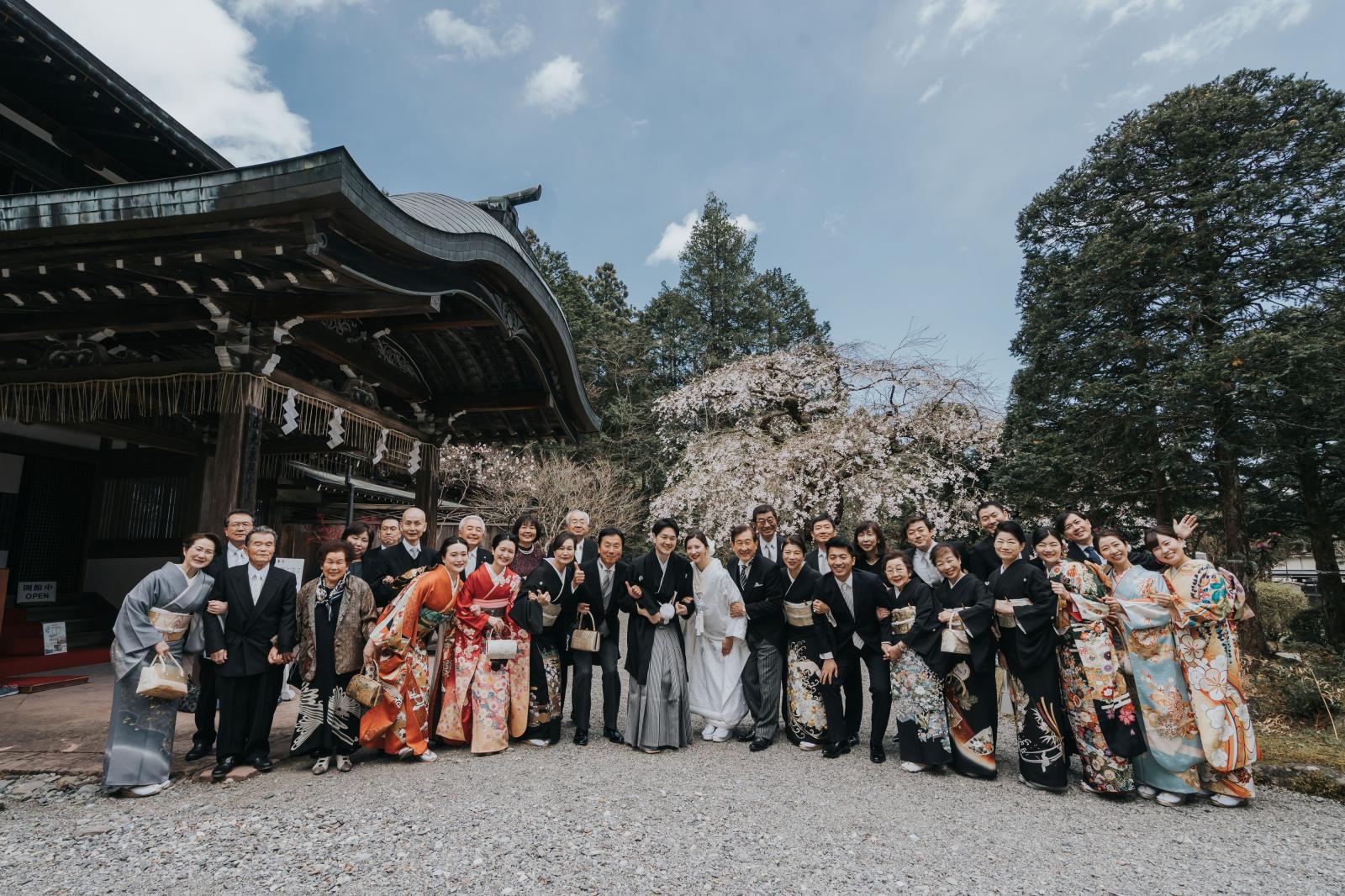 ご結婚式の後にはご参列の皆さまと集合写真の撮影