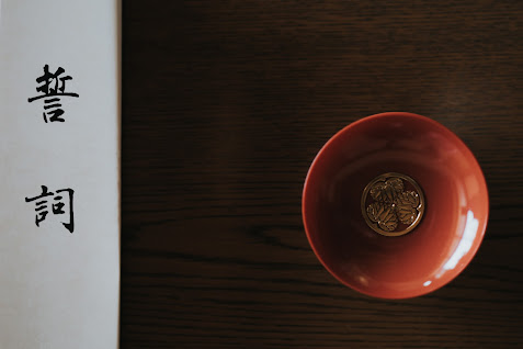 朱赤の盃の中央には金色に輝く徳川家の葵の紋<br />
この盃で挙式の親族杯を。盃は記念にお持ち帰りいただきます