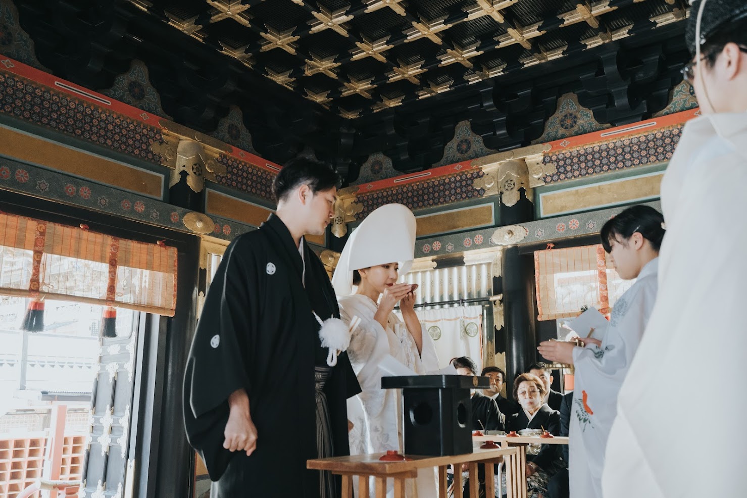 ふたりの誓いを込めて交わす誓飲の儀<br />
大中小３つの盃を交互に飲み干します