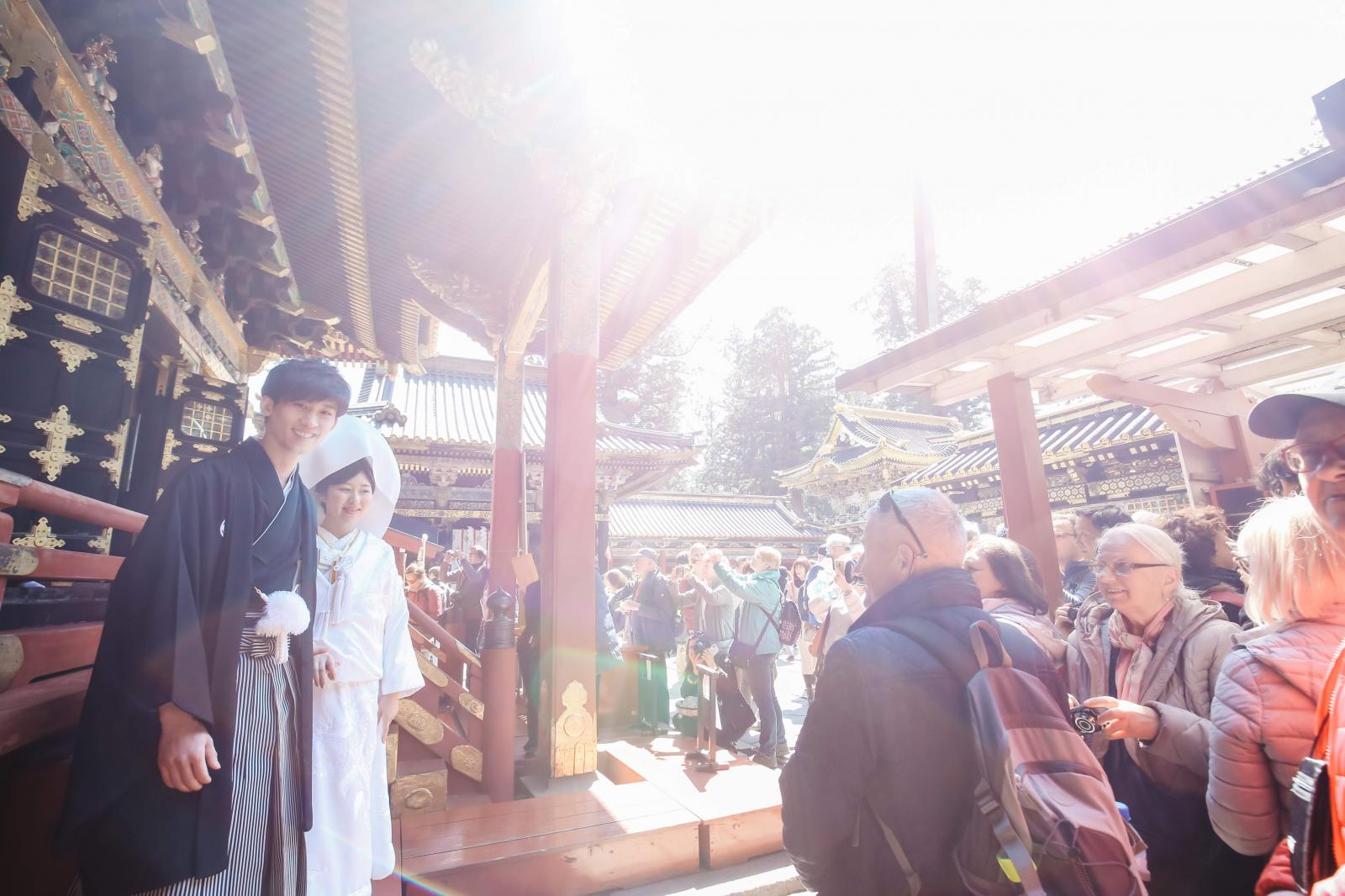 漆塗りの輝く東回廊。ここから先は境内となり、国内外の観光客から沢山の祝福を受けられます。