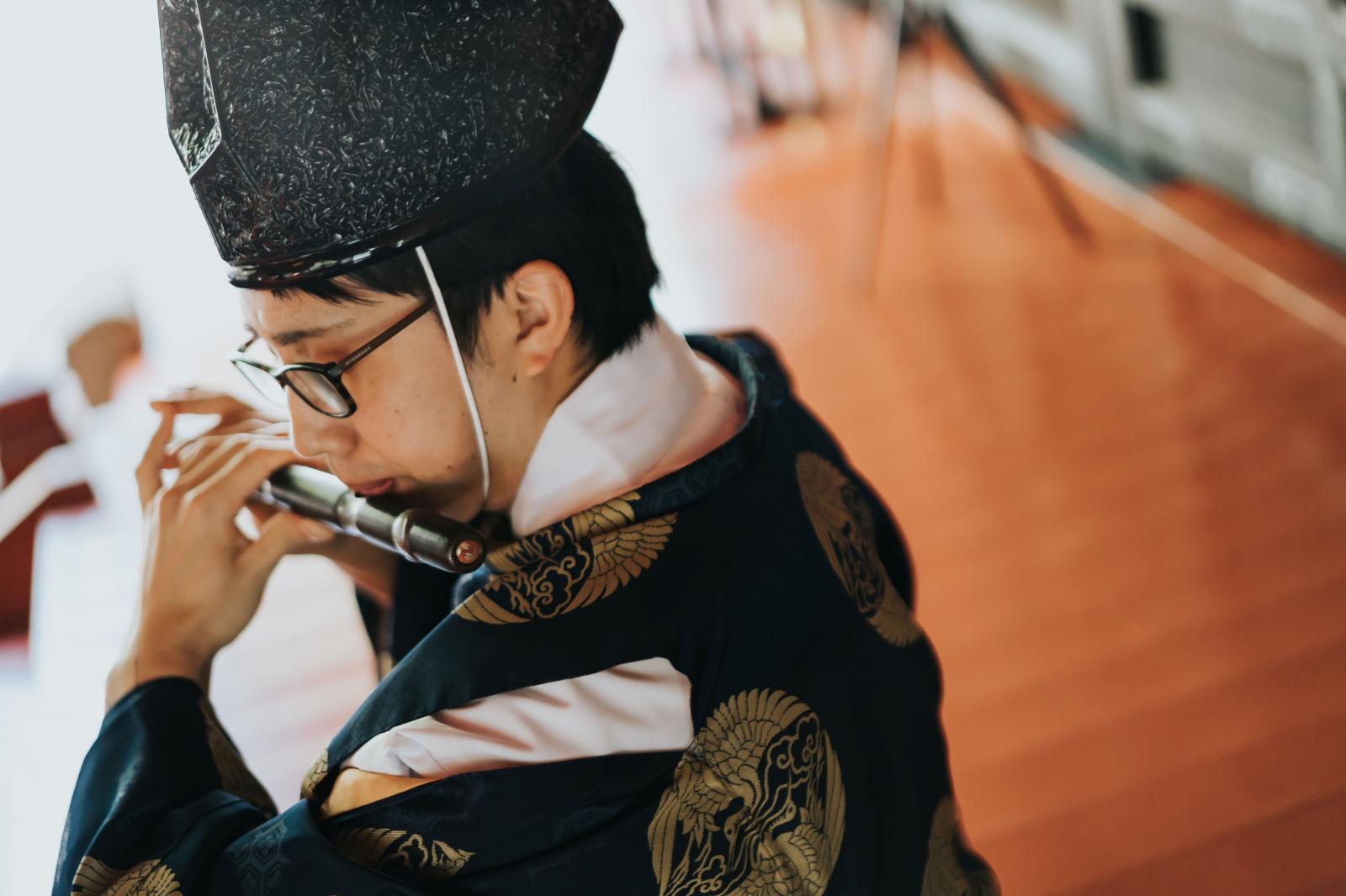 八乙女神楽の際には神職の生演奏<br />
幾度となく奏でてきた澄んだ笛の音色は境内に響き渡ります