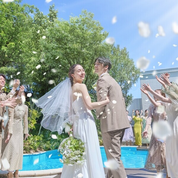 【特典充実】自然光の寛ぎ空間へ！1件目見学は挙式料全額優待！