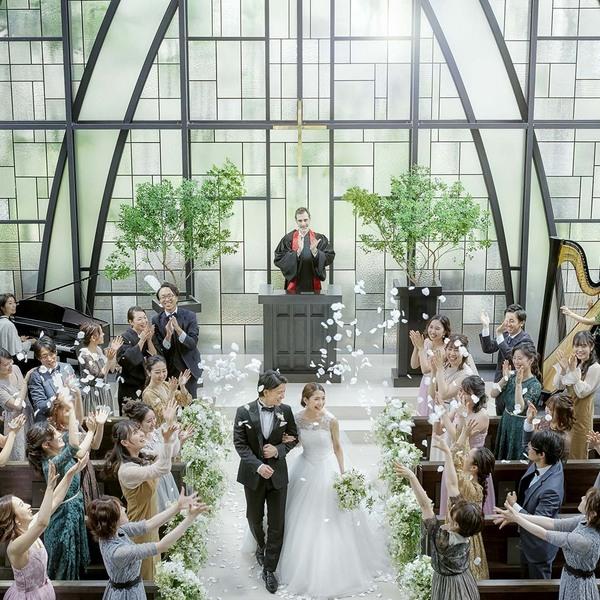 ＼挙式料&150万優待／3.2万美食&光が満ちる圧巻チャペル